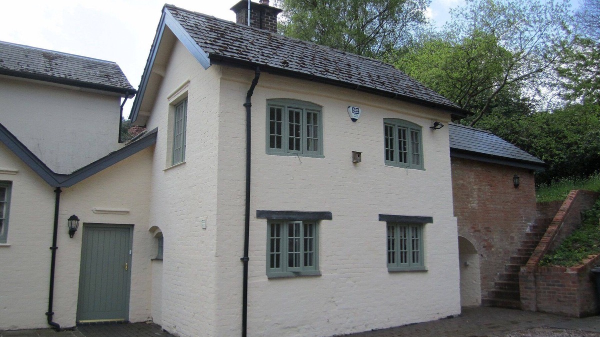 Newcastle-Under-Lyme Cottage | Old Bakehouse. Charming Cottages in Secluded Grounds of Historic Private Estate