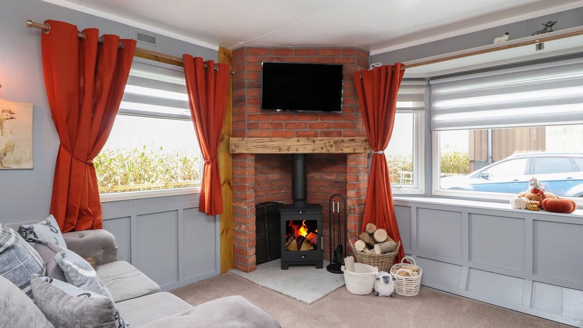Pilling House | OLD BELL FARM, character holiday cottage, with open fire in Pilling