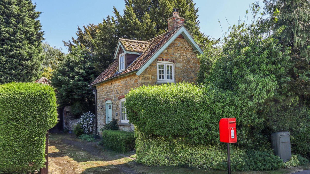 Market Rasen Cottage | OLD BLACKSMITHS COTTAGE, pet friendly, with a garden in Market Rasen