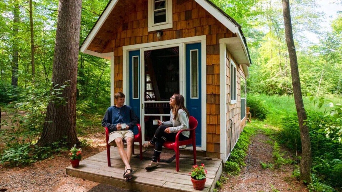 Pine City House | Old Blue Tiny House/bath house with breakfast/spa