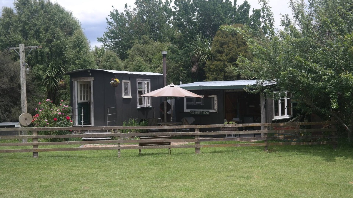 Rerewhakaaitu Cabin | Old Brett Rd Hut