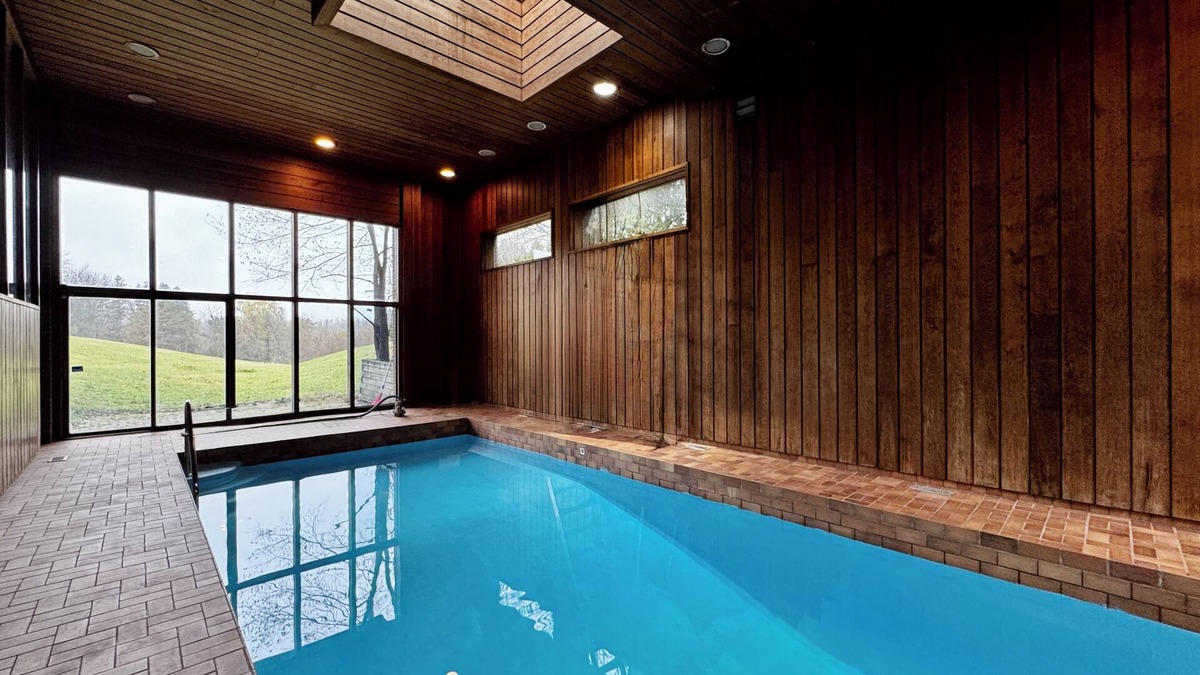 Bayview Woods - Steeles House | Old Brick Style Mansion With Indoor Pool