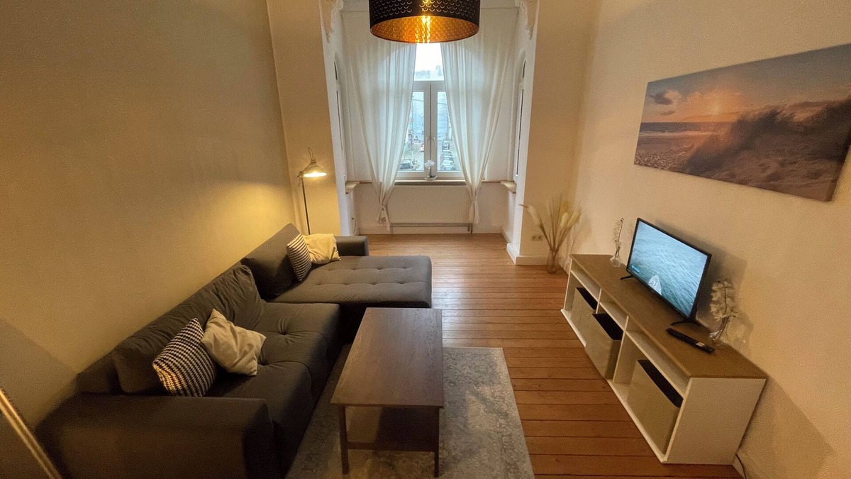 Klushof Apartment | Old building vacation apartment in the Goethe district - luxury bathroom, WiFi & space for 4 people