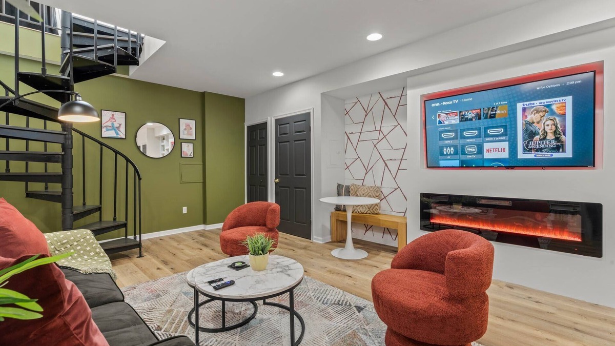 Old City Condo | Old City 2 BR | Near Historic Sites | *King Bed*