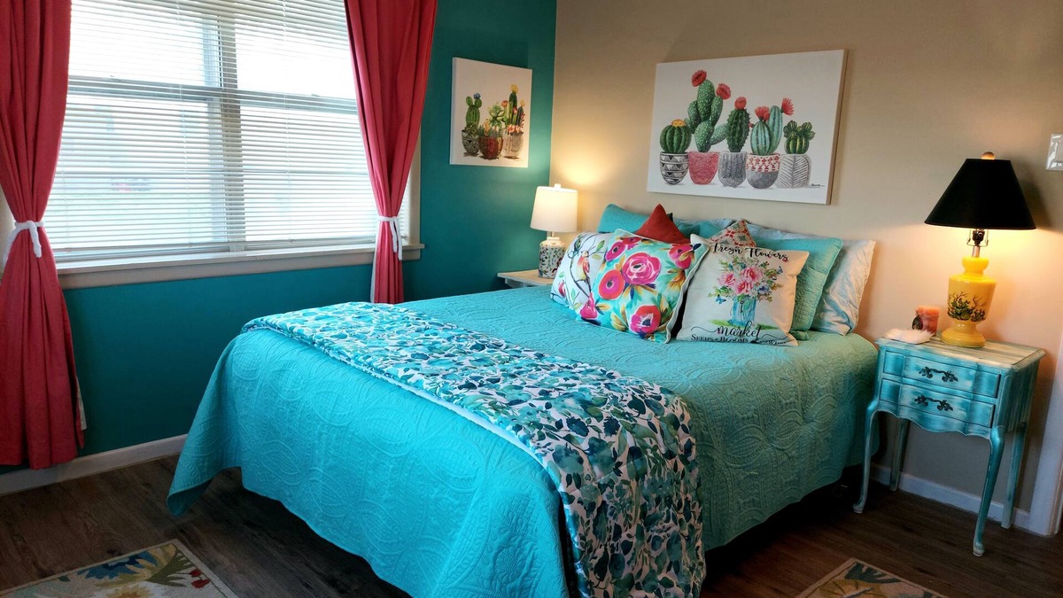 Elm Mott House | OLD DALLAS INN Charming 4-bedroom house, LARGE Dog friendly Backyard