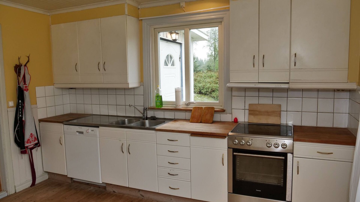 Bullaren House | Old farm by the lake and the secret glade