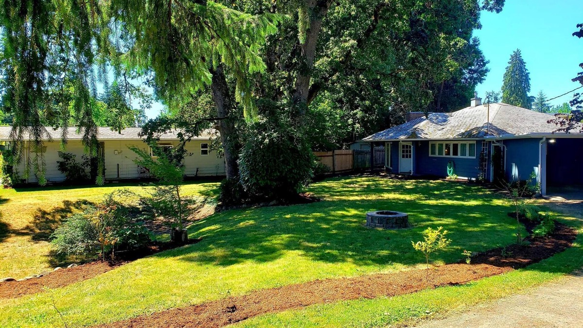 Eugene House | Old Farm Land by Willamette River Oak Trees Bike Path Shopping Restaurants