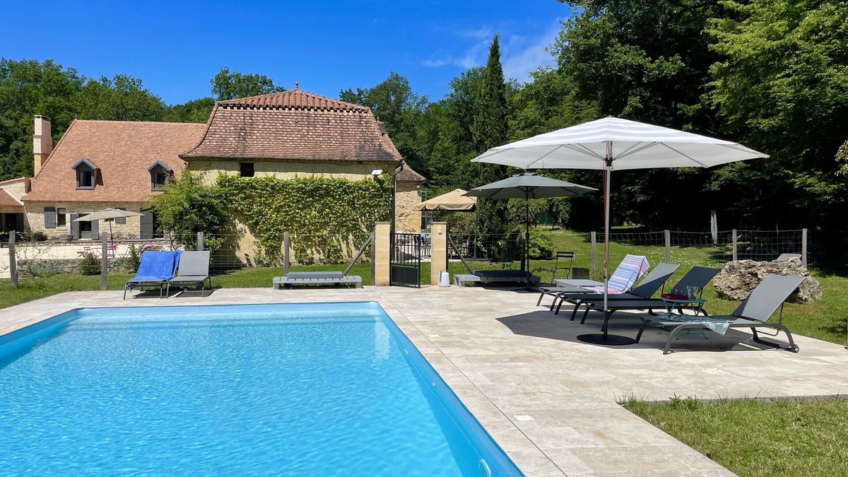Lanquais House | Old farm surrounded by woods in Dordogne. Private swimming pool and tennis court