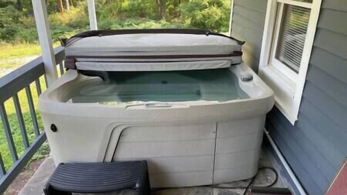 Horseheads House | Old farmhouse with Hot tub in the Finger Lakes