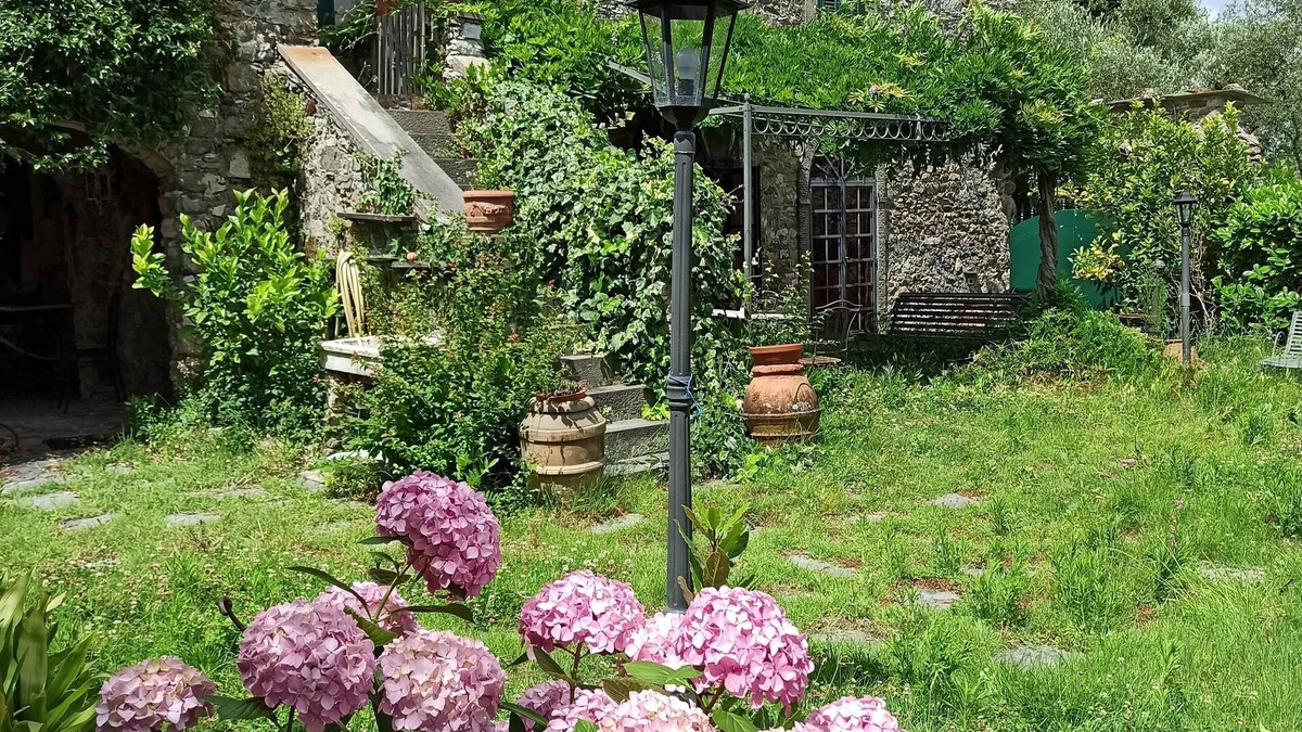 Vezzano Ligure Cottage | Old farmhouse with romantic garden in medieval setting, near the 5Terre.