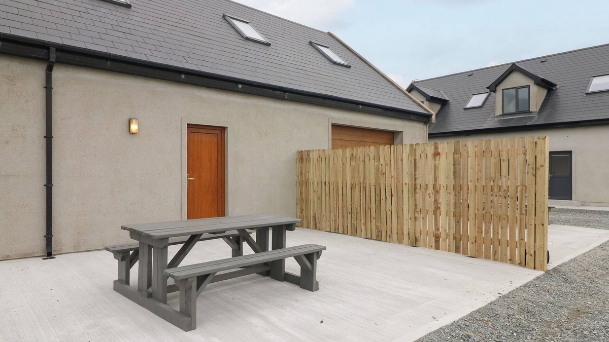 Slade Cottage | OLD FIELD HIDEAWAY, family friendly in Fethard-On-Sea, County Wexford