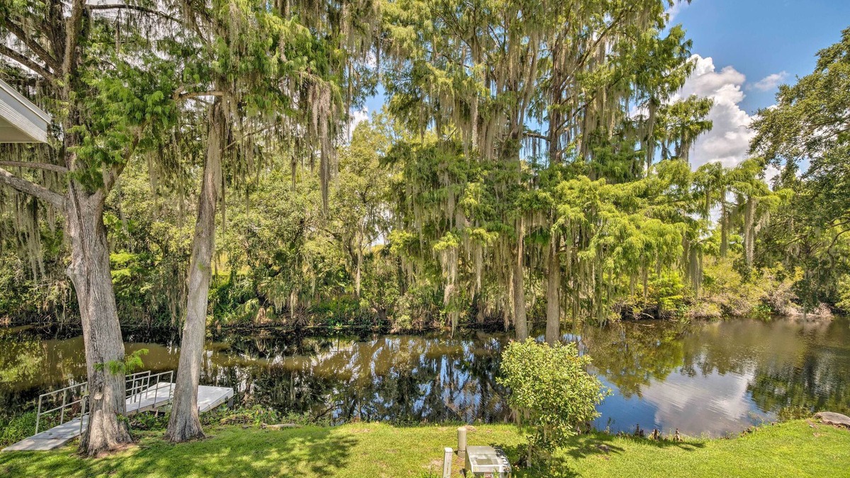 Inverness House | Old Florida Setting w/Kayaks & Fishing Poles