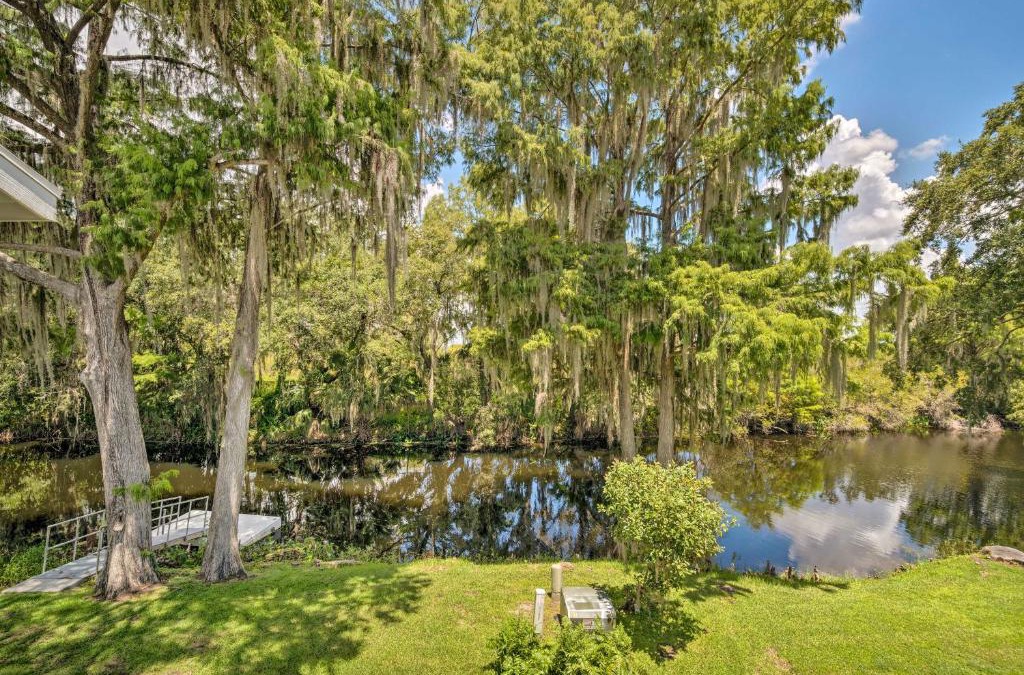 Inverness House | Old Florida Setting with Kayaks and Fishing Poles