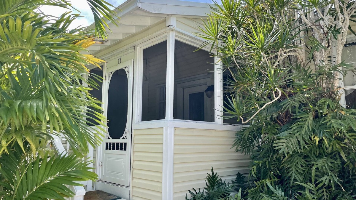 Cudjoe Key Cottage | Old Florida Style, Dockage, Swimming Pool (shared), just 20 miles from Key West