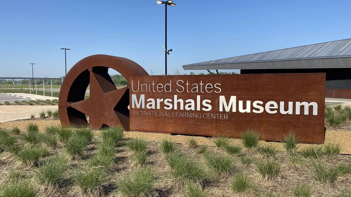 Fort Smith Apartment | Old Fort Loft near U.S. Marshals Museum/EV free charging/King & Queen suites!