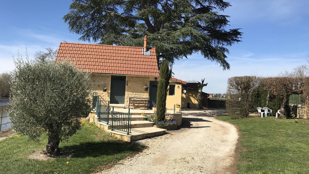 Saint-Nizier-sous-Charlieu House | Old fisherman's cottage renovated on the banks of the river sure beautiful closed ground.