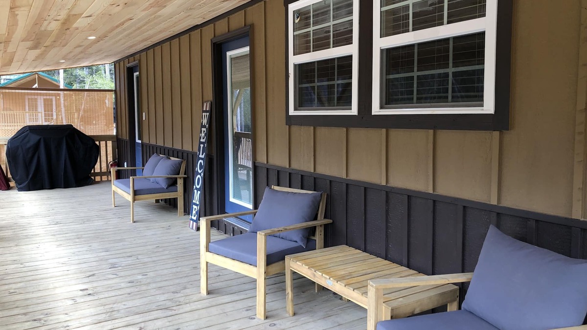 Whitley City Cabin | Old Glory Getaway-Cozy 2 bedroom cabin just 5 miles from Cumberland Falls!
