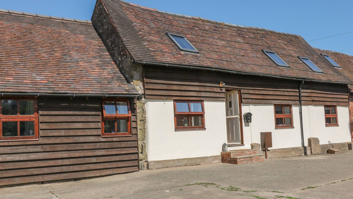 Church Stretton Cottage | OLD HALL BARN 3, pet friendly, with hot tub in Church Stretton