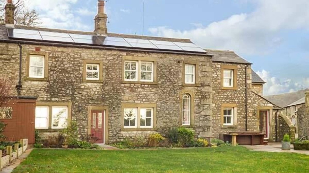 Settle Cottage | OLD HALL COTTAGE, family friendly, with hot tub in Settle