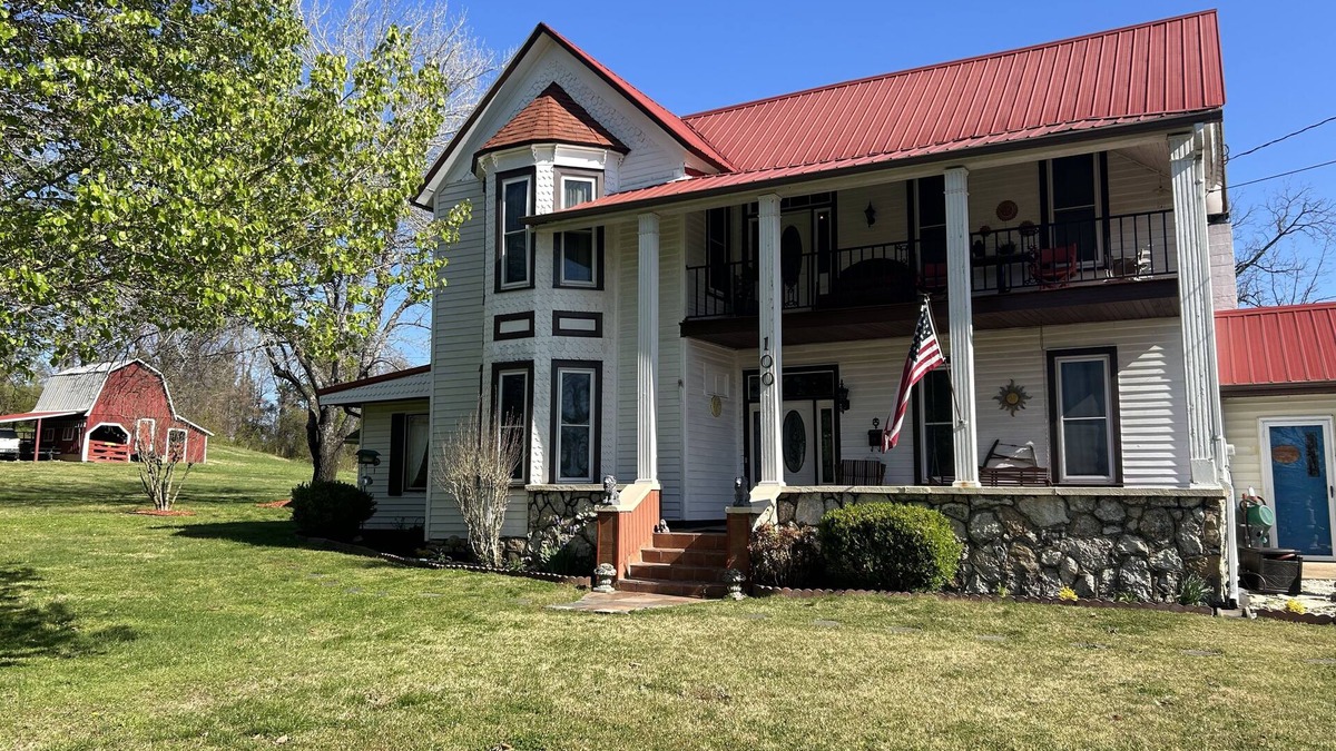Hardy House | Old Hardy Town - Large Victorian-Style 4 Bedroom Home - Near Spring River