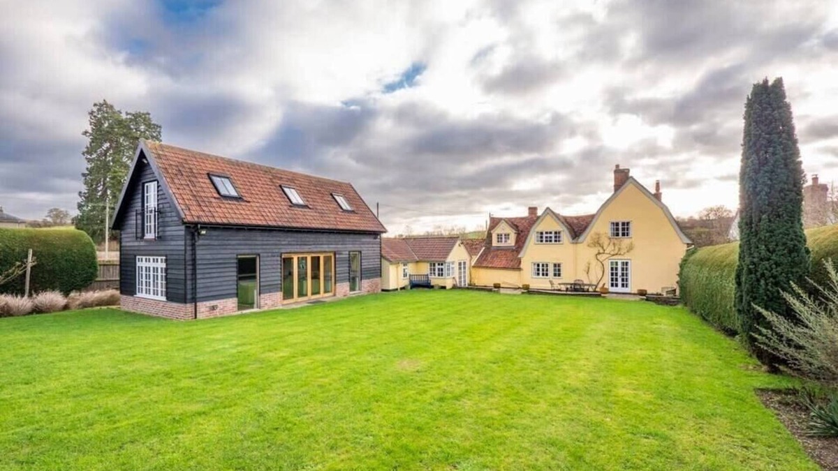 Bury St Edmunds House | Old Hare and Hounds and Writer's Barn, Somerton