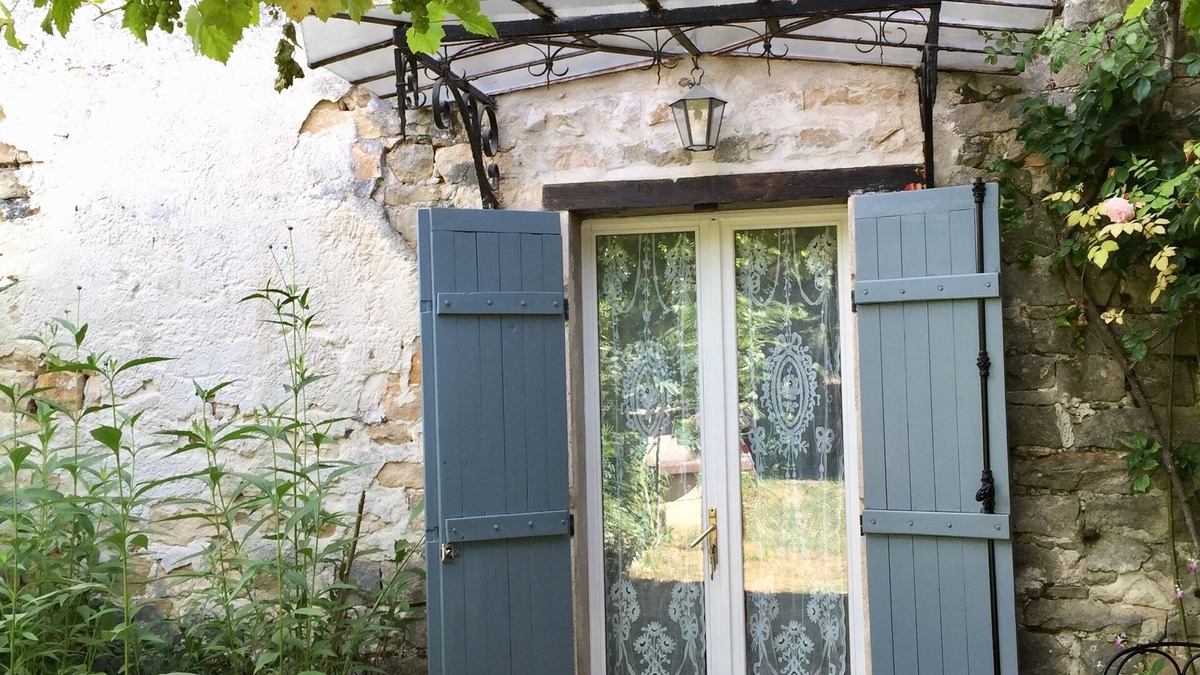 Noisy-sur-Ecole Cottage | Old house in a pretty village close to the Trois Pignons forest.