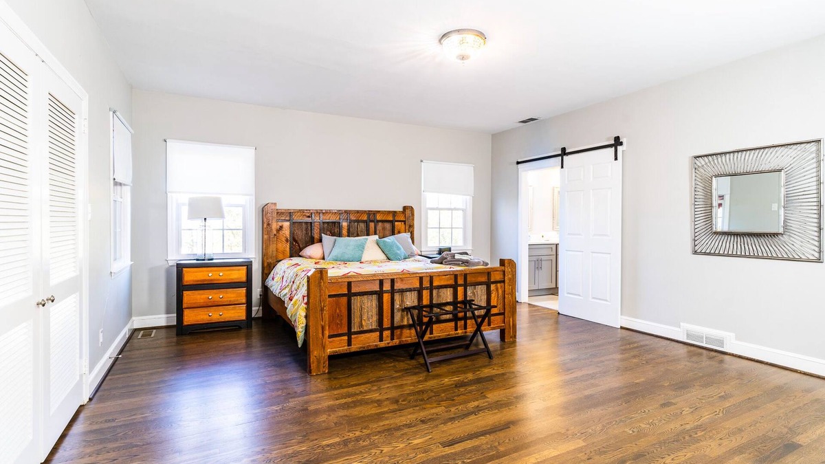 Old Irving Park House | Old Irving Park 7BR with Hot Tub