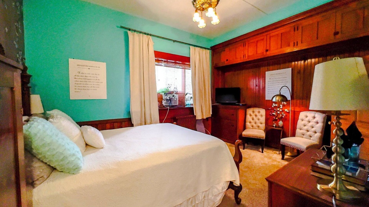 Olean Bed & Breakfast | Old Library Inn - Hemingway Room