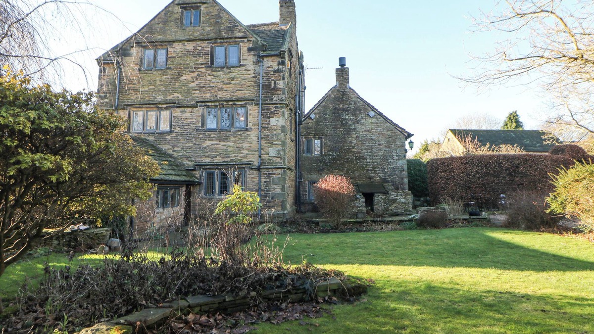 Cutthorpe House | OLD MANOR HOUSE, family friendly, with open fire in Chesterfield