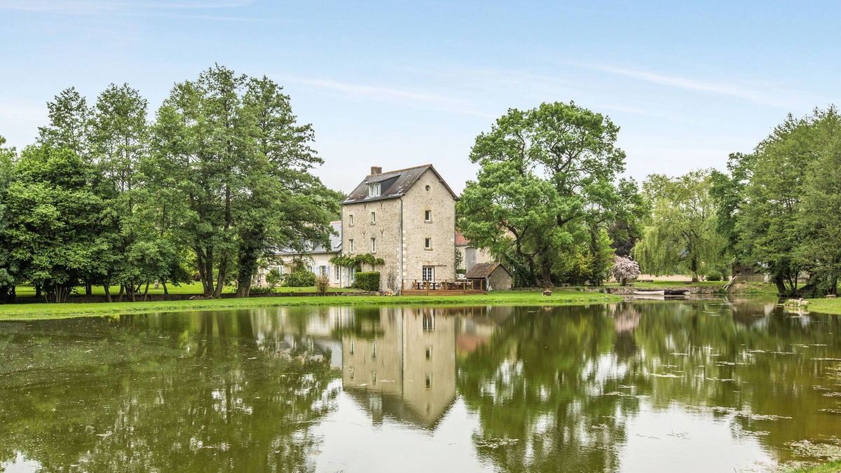 Reugny House | Old mill from the 19th century and its pond in the heart of the Châteaux of the Loire Valley