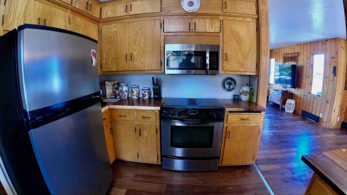 Polson Cottage | Old Orchard Sanctuary: Spacious Retreat w/Fireplace
