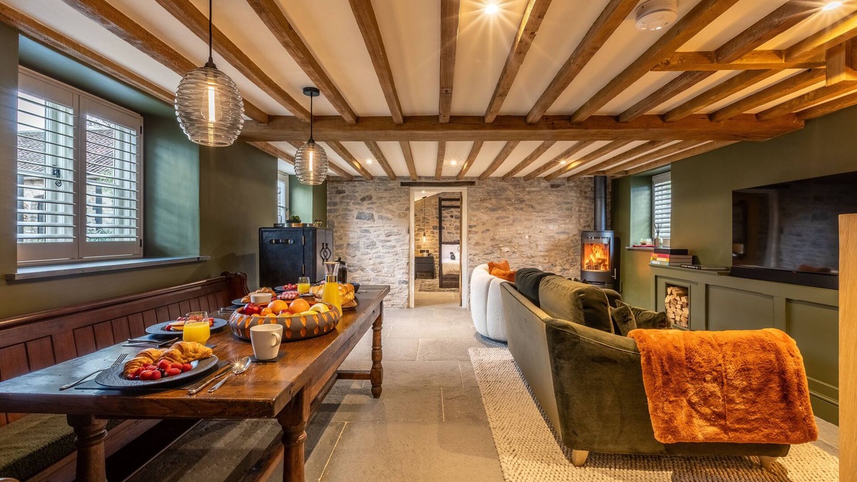 East Horrington House | Old Parlour Haven - Two Bedroom House, Sleeps 4