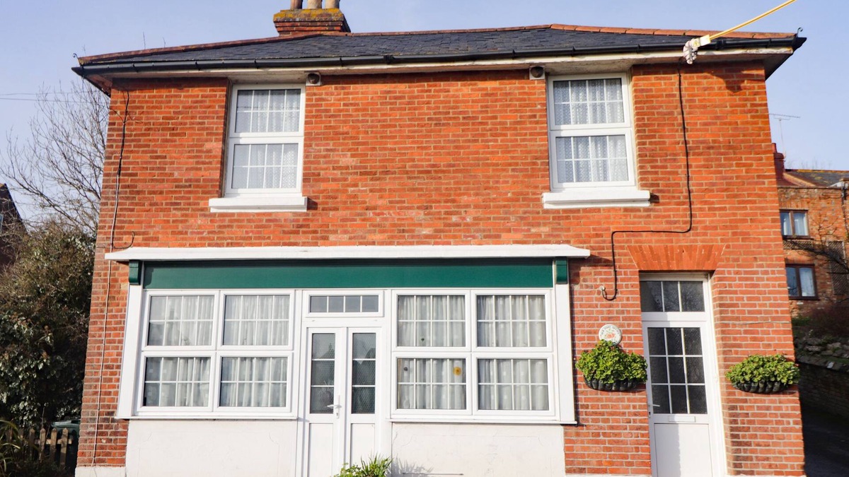 Willesborough House | OLD POST OFFICE, pet friendly, character holiday cottage in Hamstreet