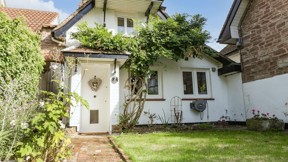 Wilton Cottage | OLD PUMP COTTAGE, pet friendly, character holiday cottage in Wilton