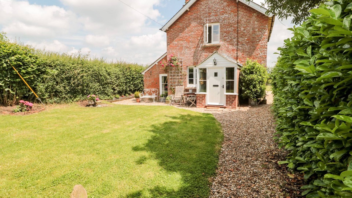 Sturminster Newton Cottage | OLD RECTORY COTTAGE, pet friendly in Sturminster Newton