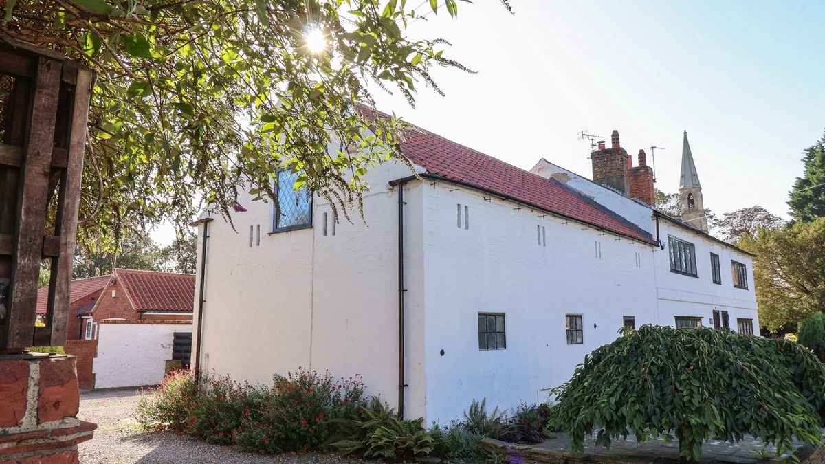 York Cottage | OLD ROOST FARMHOUSE, family friendly, with a garden in York
