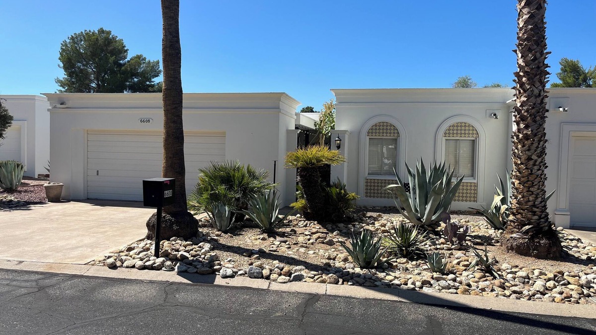 Tucson Condo | Old-School Charm on the Course – Patio Views & Sleeps 6