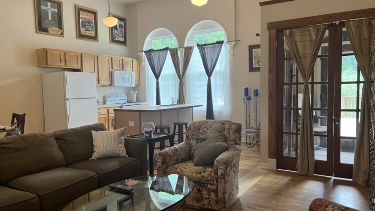 Onondaga House | Old School Vibe Private Apartment