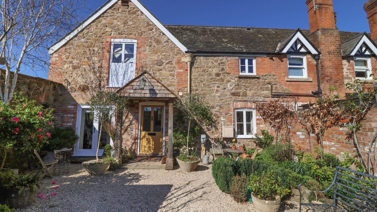 Huntley Cottage | OLD STABLES, family friendly, character holiday cottage in Huntley