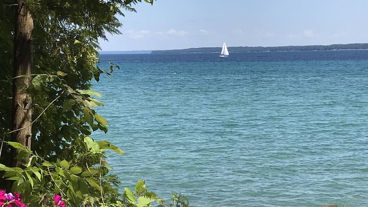 Suttons Bay Cottage | Old Stoney Beach - Waterfront