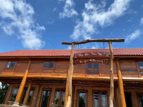 Quan Tom House | Old Straw House - Nation