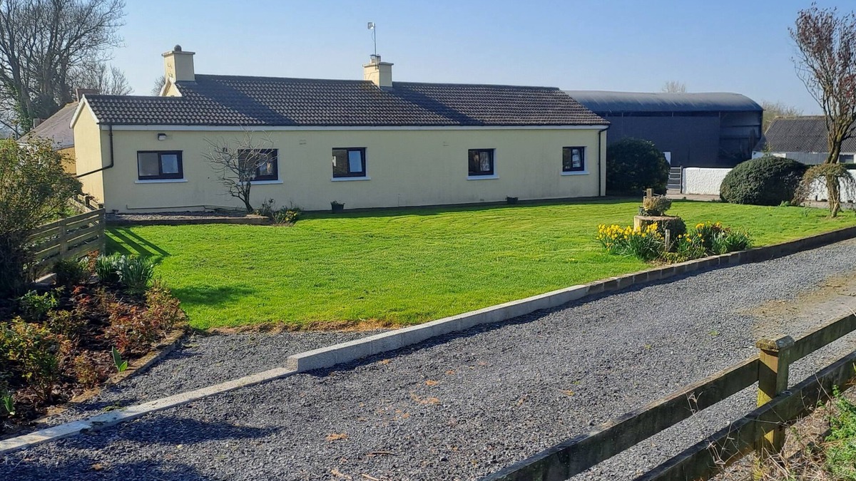 Doon Other | Old Style Traditional Irish Farmhouse with mod - cons, also Wifi included free.