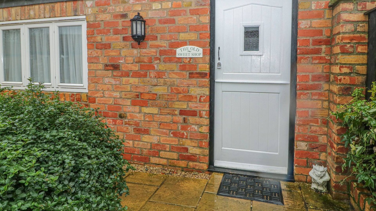 Louth Cottage | OLD SWEET SHOP, pet friendly, with a garden in Saltfleetby