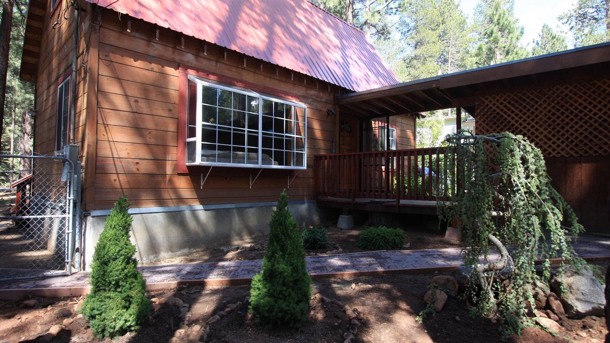 South Lake Tahoe Cabin | Old Tahoe Charm Meets Modern Design – Walk to Lake, Heavenly Village & Casino