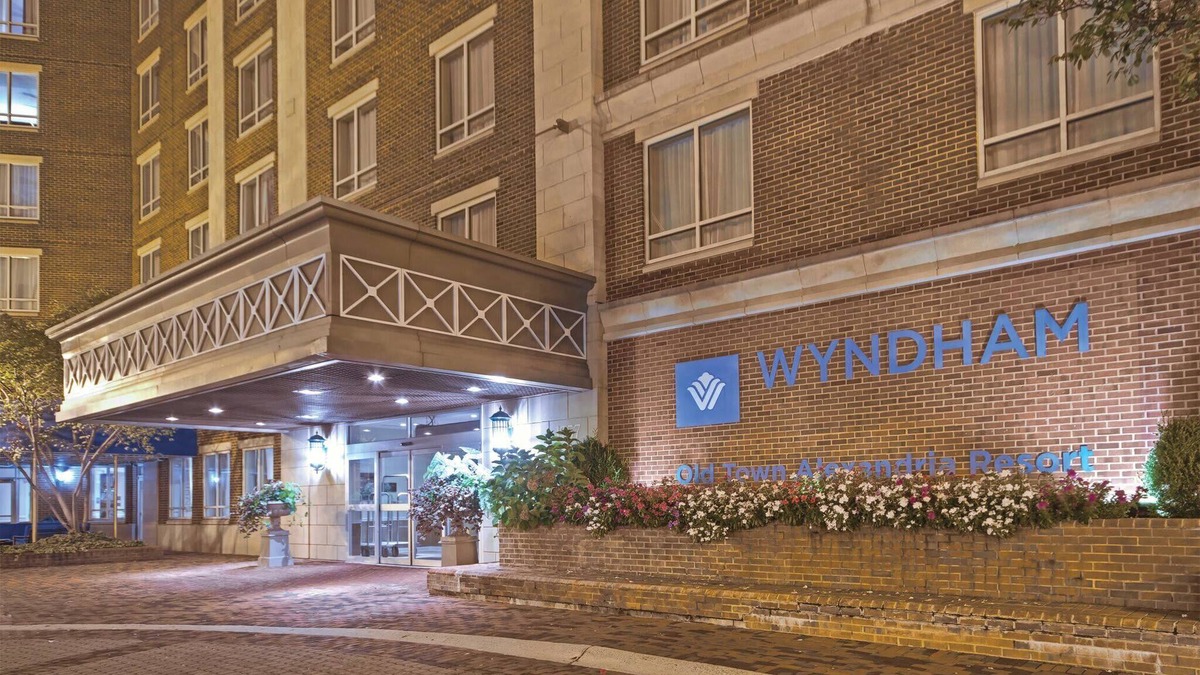 Old Town West Condo | Old Town Alexandria | 1BR/1BA King Bed Suite