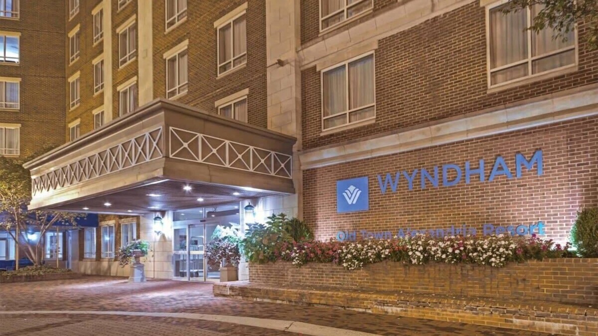 Old Town West Condo | Old Town Alexandria | 1BR/1BA King Bed Suite
