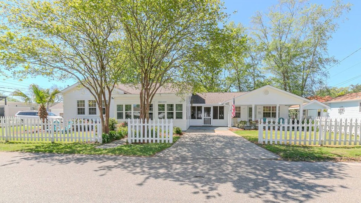 Bay St Louis House | Old Town Beach Cottage~ 2 blocks from Main St. and Beach Blvd.