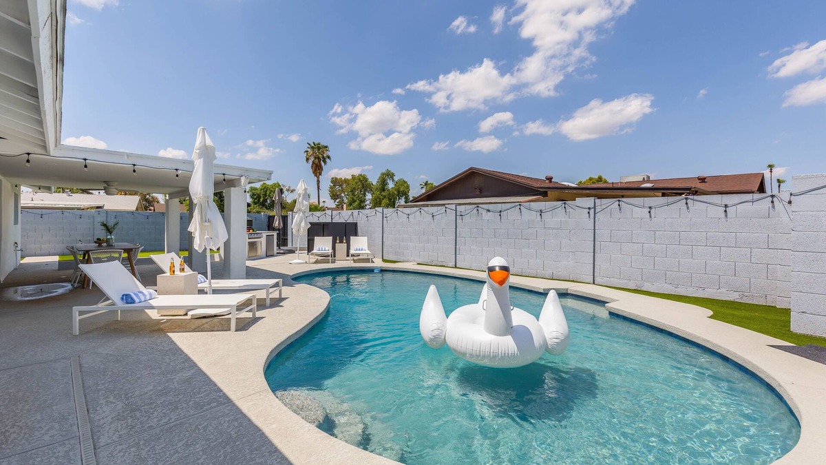 Pointe Scottsdale House | Old Town Fashion(ed)-Pool-Putting Green-BBQ Grill