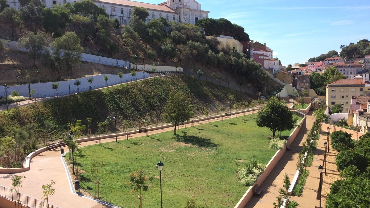 Alfama Apartment | Old Town of Lisbon, stunning 180º view of Castelo, 3-room apartment with terrace