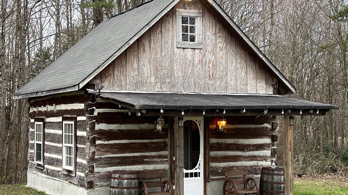 Burlington House | "Old Town Road,"House & Backyard Cozy Cabin (Next to LIon Reserve)